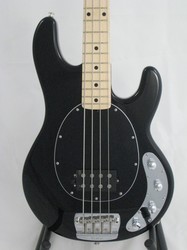 MusicMan Stingray 4 Black, Javorový krk i hmatník